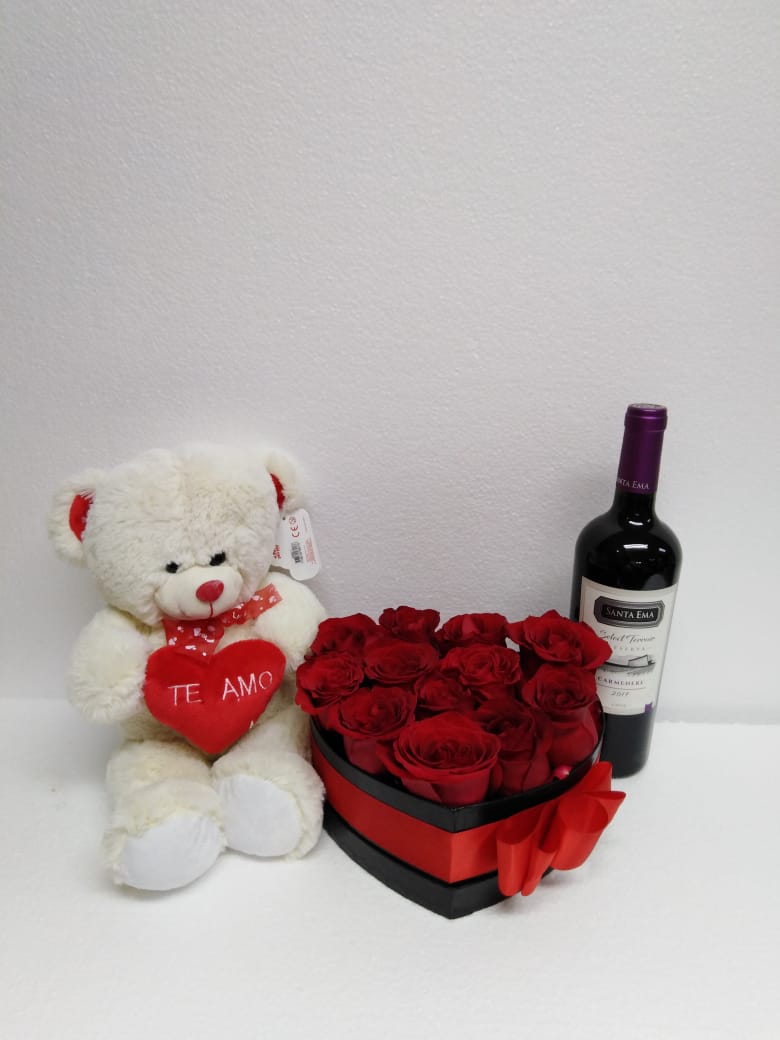 Caja corazn con 12 Rosas ms Peluche con corazn 30cm y Vino 750 cc 